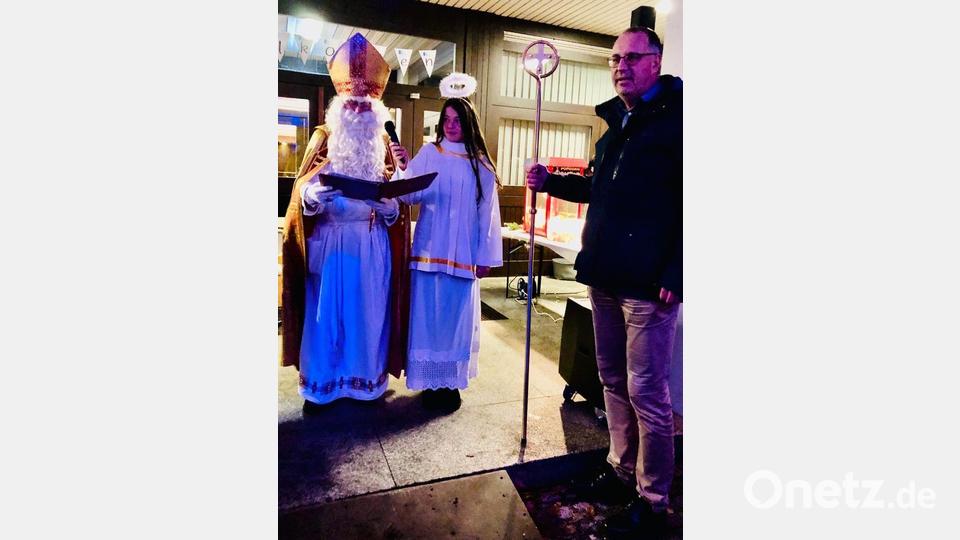 Auch der Nikolaus schaut beim Adventsmarkt der Hans-Scholl-Realschule vorbei. Bild: Stefanie Müller/exb
