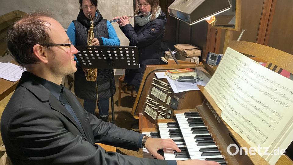 Ein ungewöhnlich reizvolles Trio aus Saxophon (Marion Schärtl), Flöte (Andrea Prüfling) und Orgel (Jonathan Brell) lässt die Konzertbesucher gleich zu Beginn aufhorchen. Bild: aub