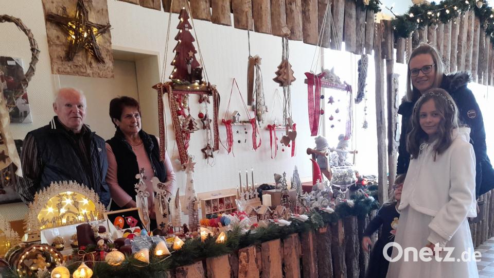 Das Christkind schaute mit Mama Steffi beim Stand von Monika Prechtl vorbei. Bild: Richard Ehlich/exb