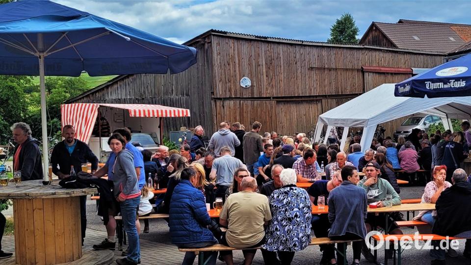 Das Hannersgrüner Dorffest zieht nicht nur Gäste aus den drei Gründörfern in seinen Bann. Viele Besucher aus Nah und Fern saßen bis in den Abend zusammen. Bild: jml