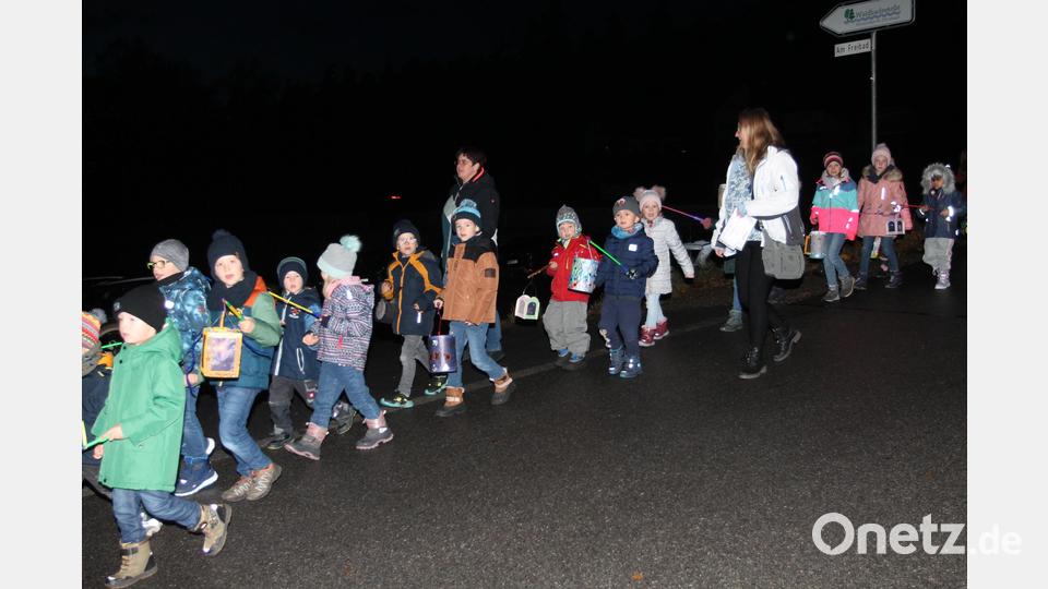 &quot;Laterne, Laterne, Sonne, Mond und Sterne&quot; erklingt es beim Zug zum Kinderhaus immer wieder. Bild: pi