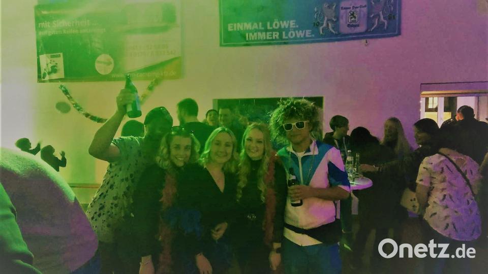 Die Löwenbosse Fabian Brenner (rechts) und Andreas Karl mit den Ladies haben beim Faschingsauftakt in der Turnhalle Eslarn Spaß. Bild: gz