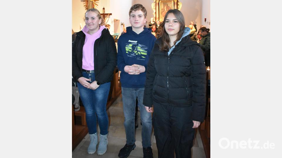 Der Kinder- und Jugendchor &quot;Cantare et vivere&quot; haben den Zuhörern Kerzen gebracht. Bild: rgr