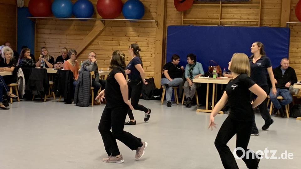 Tänzerinnen der Ursulapoppenrichter Newmill-Liners jeweils bei einem Prüfungstanz Bild: Katja Stiegler/exb