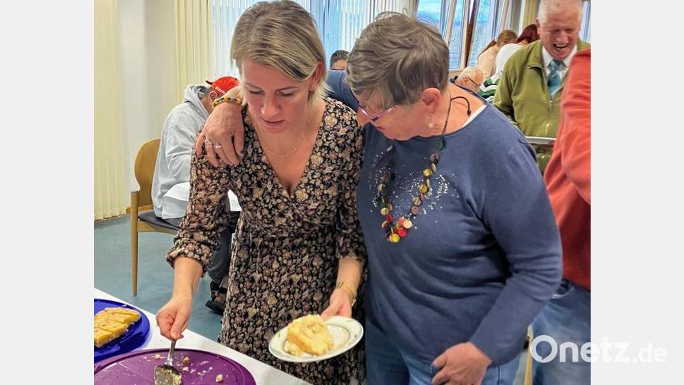 Die HPZ-Bewohner danken den Mitgliedern der Frauen-Union mit großer Herzlichkeit für ihren Besuch. Da wird Katharine König schon umarmt, weil sie so leckere Kuchen auf den Teller legt. Bild: fz
