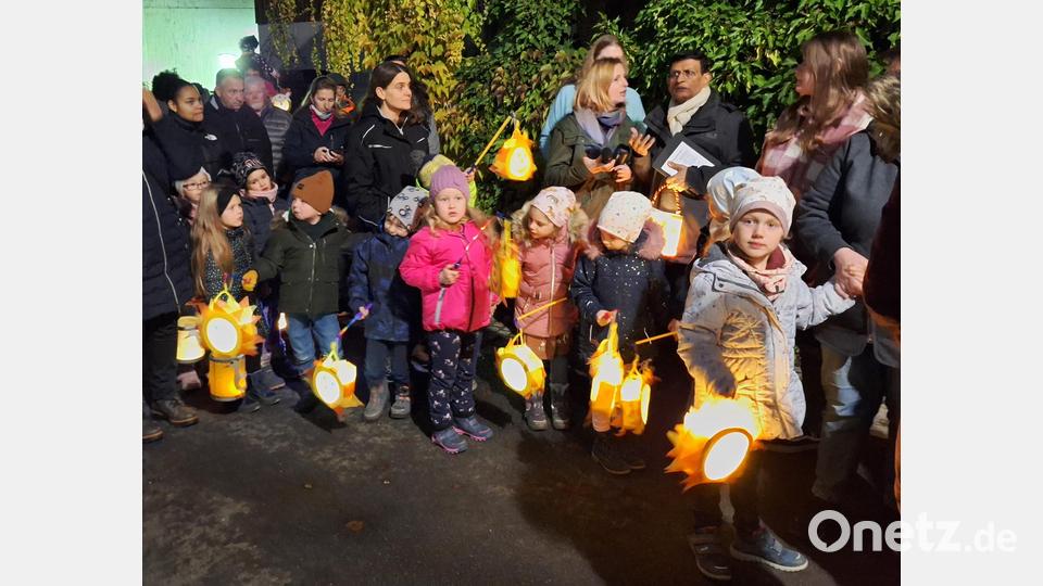 Beim Martinszug ziehen die Kinder, Erzieher, Eltern und Großeltern mit selbstgebastelten Laternen durch die Straßen von Kirchenthumbach Bild: lep