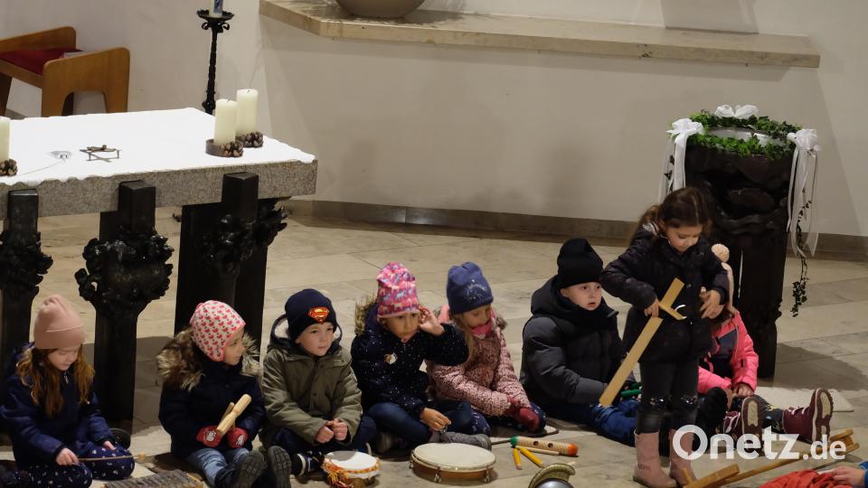 Martin wird zum Soldaten. Die Etzenrichter Vorschulkinder bringen die Darstellung der Legende des Heiligen St. Martin zur Aufführung. Bild: wlr