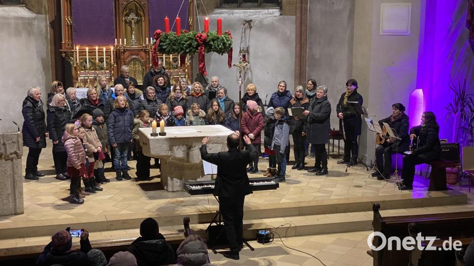 Für ihren begeisterten Applaus werden die Konzertbesucher in Nabburg mit dem Lied &quot;Maria durch ein Dornwald ging&quot; als gemeinsame Zugabe aller beteiligten Chöre und Instrumentalisten belohnt. Bild: aub