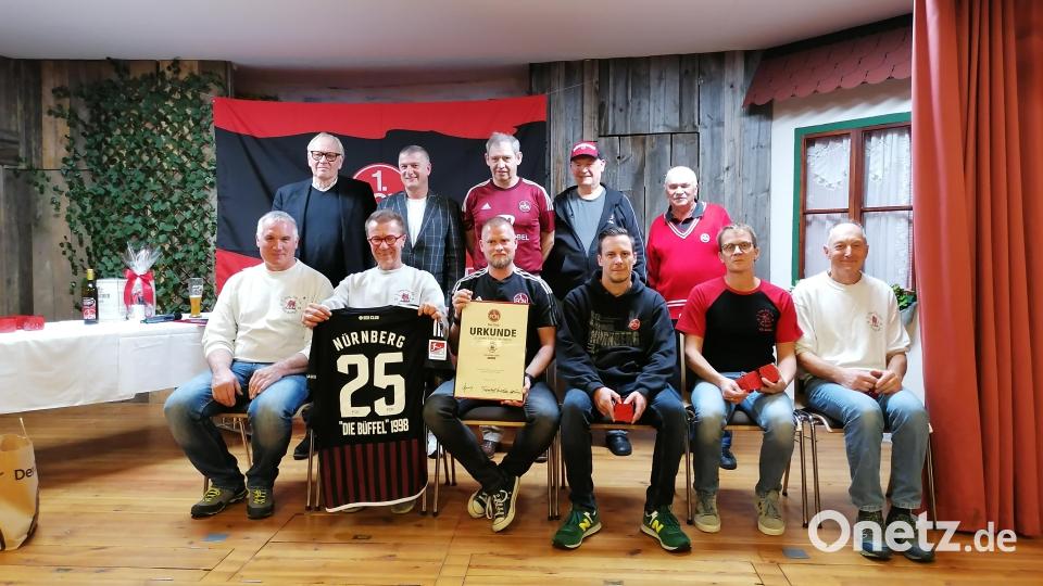 Die Gründungsmitglieder der &quot;Büffel&quot; Thomas Sommer, Roland Wild, Thorsten Bauriedl, Tobias Gebhard, Andreas Stahl, und Lothar Hofmann (vorne, von links) wurden besonders geehrt und gedachten des im August verstorbenen Günther Hagn. Bild: kki
