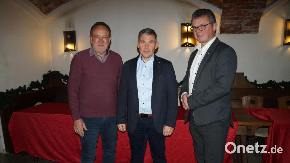 Bürgermeister Martin Birner (rechts) bedankt sich bei Erich Wust und Bernhard Walter (von links) für die umfassenden Informationen über Windkraft. Bild: wel