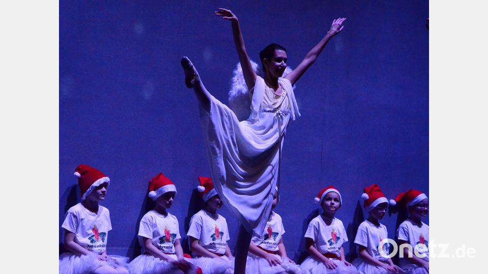 Das B.I.S.-Ballett zeigt beim Eröffnungstanz &quot;Winterwonderland&quot; wunderschöne Choreografien. Bild: Kunz