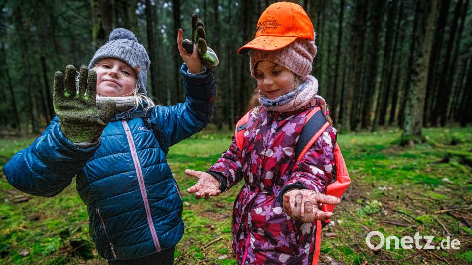 Keine Angst vor Schmutz: Emma und Marie nach der Pflanzaktion. Bild: Martin Hertel/exb