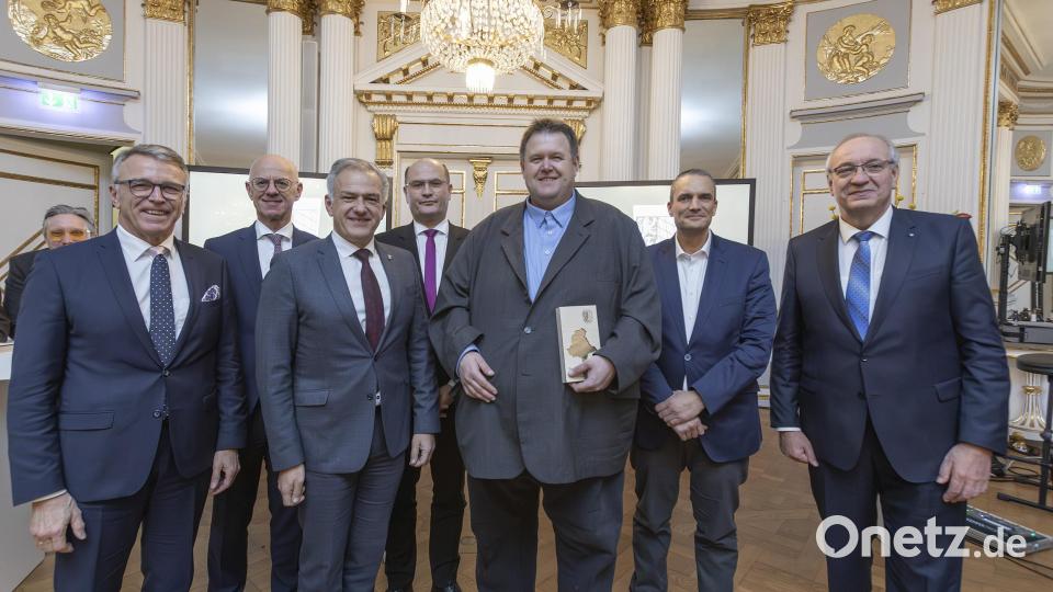 Oberpfalz-Botschafter Dr. Josef Scheiber zusammen mit Tirschenreuths Bürgermeister Franz Stahl (links), Landrat Roland Grillmeier (Dritter von links) und weiteren Ehrengästen. Bild: Stefan Effenhauer/altrofoto.de/exb