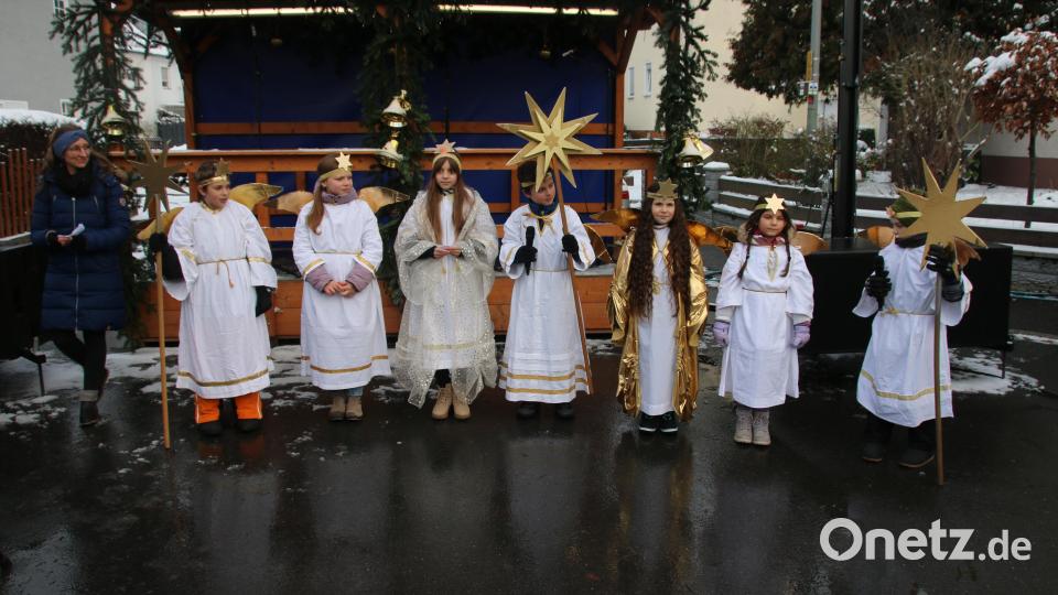 Christkinder und Weihnachtsengel begrüßten die Menschen am Advenstmarkt. Bild: sne