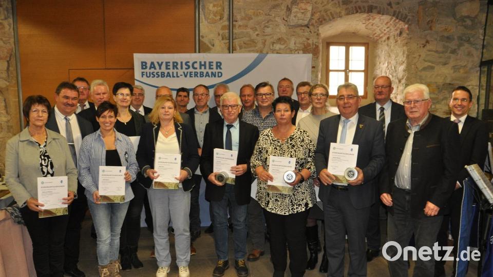 Die Geehrten des Fußballkreises Amberg/Weiden mit dem BFV-Präsidenten Christoph Kern (rechts), Bezirksvorsitzenden Thomas Graml (Siebter von links), Kreisvorsitzenden Albert Kellner (Zweiter von links), dem Vilsecker Bürgermeister Hans-Martin Schertl (Dritter von links) und Kreis-Ehrenamtsbeauftragten Roman Melzner (Zwölfter von rechts). Bild: Andreas Allacher/BFV