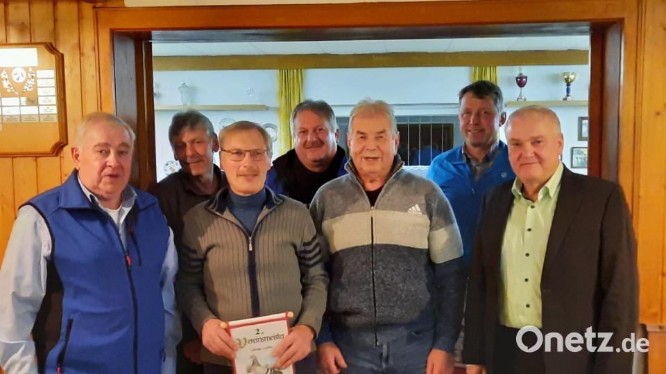 Die Vereinsmeister Geflügel mit Vorsitzendem Helmut Kopp (von links), Michael Prechtl, Alfred Kastner, Otto Hörl, Georg König, Georg Wiesend und Bürgermeister Günter Kopp. Bild: ak