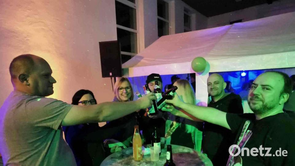 Von der guten Stimmung zum Faschingsauftakt ließ sich auch Eslarns zweiter Bürgermeister Thomas Kleber anstecken. Bild: gz