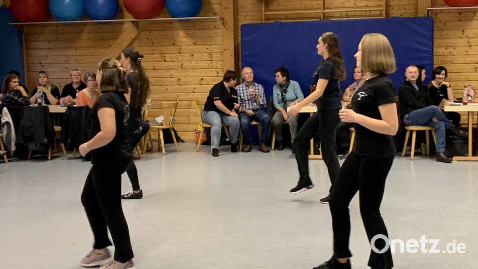 Tänzerinnen der Ursulapoppenrichter Newmill-Liners jeweils bei einem Prüfungstanz Bild: Katja Stiegler/exb