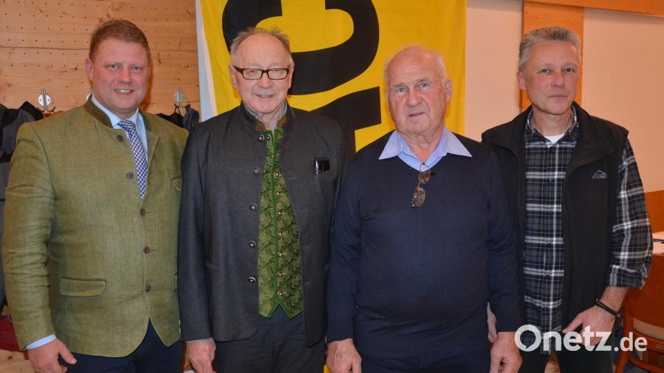 Seit 40 Jahren gehört Erich Malzer (Zweiter von rechts) dem MSC Stiftland und dem ADAC, seit 25 Jahren ist Michael Hösl (Zweiter von links) Mitglied des ADAC. Dazu gratulierten Vorsitzender Martin Reich (rechts) und Bürgermeister Stefan Grillmeier. Bild: jr