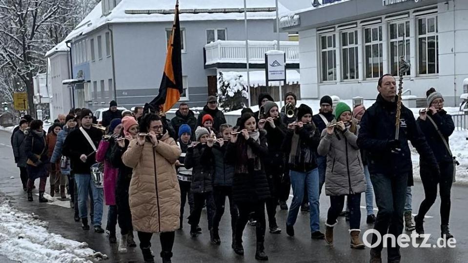 Unter den Klängen des KF-Spielmannszugs marschierten die Teilnehmer am Kolping-Gedenktag vom Pfarrheim zur Stadtpfarrkirche. Bild: Schießl/exb