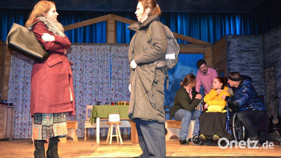 Zwei Stunden beste Unterhaltung boten die zehn Schauspieler der Theatergastspiele Fürth im Tirschenreuther Kettelerhaus. Beim Alpenkrimi in den schneeverschneiten Bergen hatte Kommissar Jennerwein jede Menge zu tun, bis der Fall gelöst war. Die Zuschauer dankten mit viel Applaus. Bild: jr