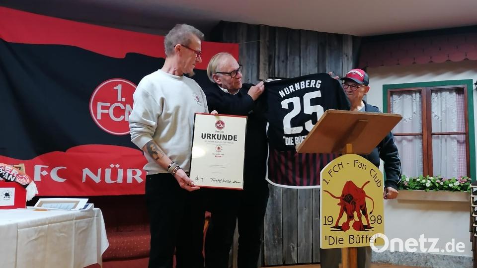 Der Präsident der Pirker &quot;Büffel&quot; nahm die Urkunde und das Trikot aus den Händen des Aufsichtsratsvorsitzenden Thomas Grethlein und Fanbeauftragten Karl Teplitzki entgegen. Bild: kki