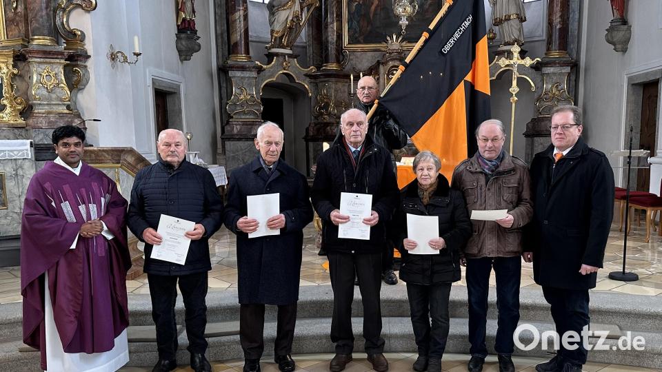 Acht Mitglieder wurden für ihre langjährige Vereinszugehörigkeit geehrt. Von ihnen waren die folgenden anwesend (von links neben dem Kaplan): Konrad Wolf, Ägidius Preiß, Johann Hösl, Maria Lesser und Paulinus Lesser. Bild: Schießl/exb