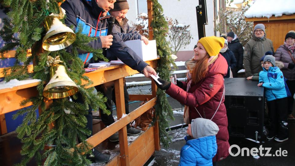 Martin Pepiuk und Christian Panzer verteilten Preise an die Kinder bei der Verlosung. Bild: sne
