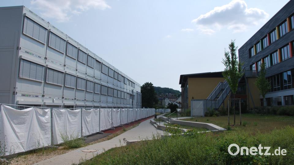 In der Container-Anlage hinter der Walter-Höllerer-Realschule sind derzeit 98 Asylsuchende untergebracht. Bild: gsp