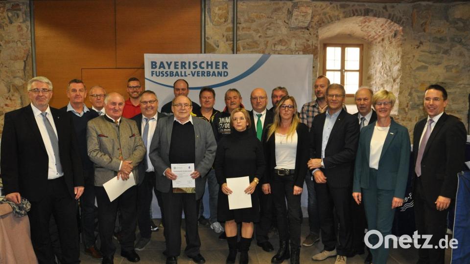 Die Geehrten des Fußballkreises Cham/Schwandorf mit BFV-Präsident Christoph Kern (rechts), Bezirksvorsitzenden Thomas Graml (links), Bezirks-Ehrenamtsreferenten Reinhard Rengsberger (Dritter von links), BLSV-Bezirksvorsitzende Barbara Hernes (Zweite von rechts), Kreisvorsitzenden Werner Mages (Sechster von links) und Kreis-Ehrenamtsbeauftragten Georg Höcherl (Dritter von rechts). Bild: Andreas Allacher/BFV