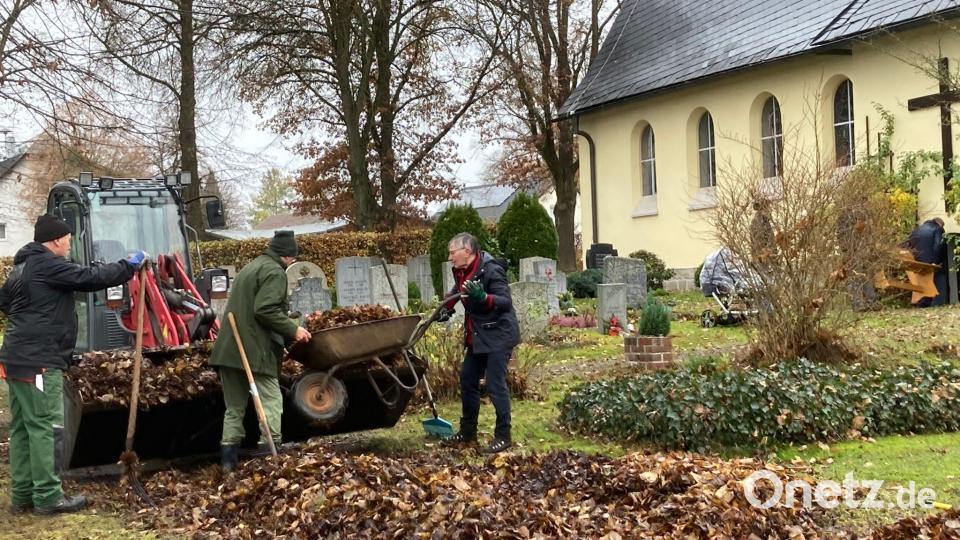 Fleißige Helfer bei der Friedhofsaktion in Groschlattengrün. Bild: Thomas Flügel, Beate Hilpert/exb