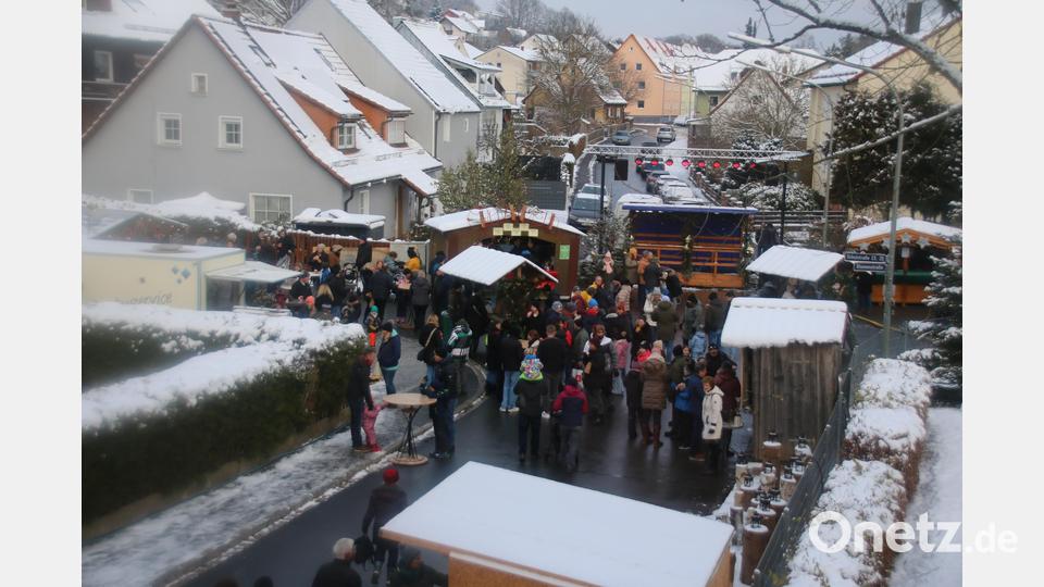 Trotz Kälte besuchten viele Menschen den Adventsmarkt. Bild: sne