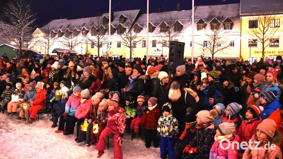Mit großen Augen und schon ein wenig zappelig schauten die Kinder hoch zum Rathausfenster, wo das Christkind erscheinen sollte. Bild: ubb
