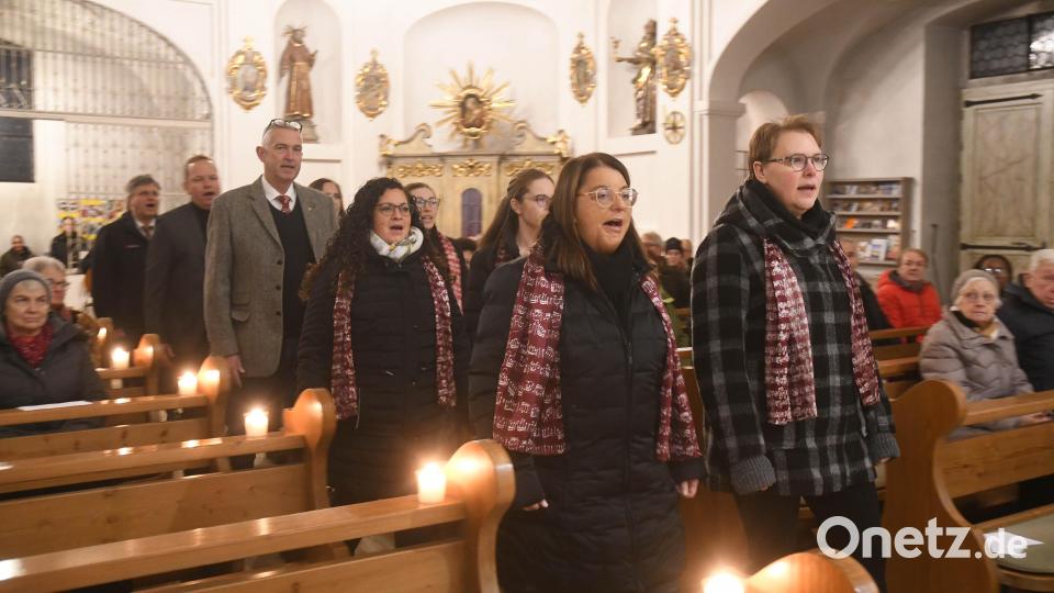 Das Vokalensemble CantArt stimmte die Besucher des Benefizkonzertes in St. Felix mit einem abwechslungsreichen Programm auf die Adventszeit ein. Organisiert hat die Veranstaltung der Rotary-Club Weiden Max-Reger. Bild: Gabi Schönberger