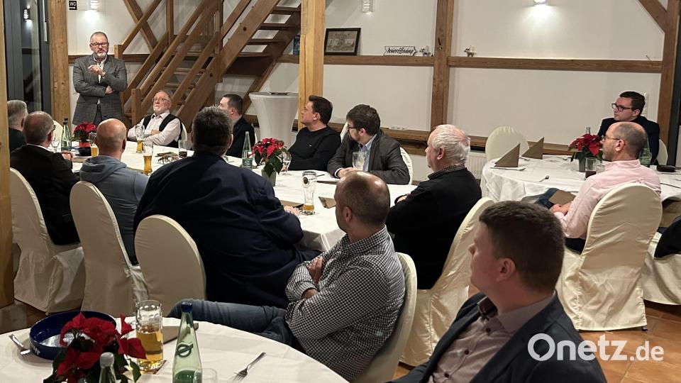Professor Peter Schmieder (stehend) erläuterte rund dreißig Gästen aus Politik und Wirtschaft, darunter der Landtagsvizepräsident Tobias Reiß, MU-Kreisvorsitzender Leonhard Zintl, Landrat Roland Grillmeier, Bürgermeister Roman Schäffler oder auch dem Wirtschaftsförderer Anton Kunz die Idee des neuen Technologietransferzentrums, dass in Kemnath geplant ist. Bild: mez