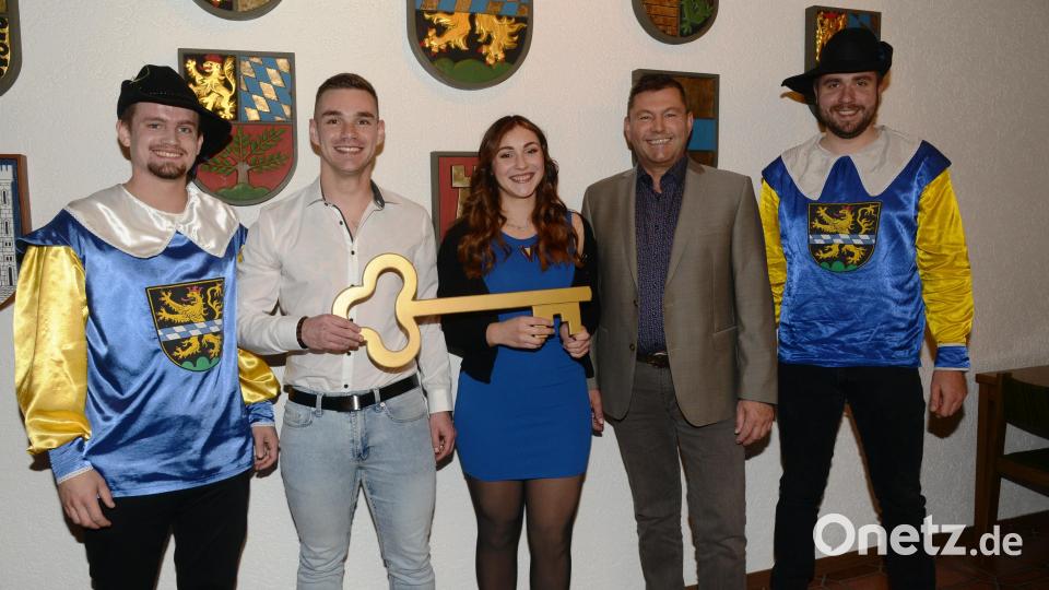 Das neue Faschingsprinzenpaar Lorenz I. und Veronika I. haben den Rathausschlüssel übernommen. Bürgermeister Rainer Rewitzer (zweiter von rechts) blieb angesichts der närrischen Übermacht keine andere Wahl als diese Übergabe. Quirin Sax, Vorsitzender der Katholischen Jugend (links) und Hofsprecher Andreas Reber (rechts) freuen sich über die tolle Proklamation im Sitzungssaal des Pleysteiner Rathauses. Bild: bey