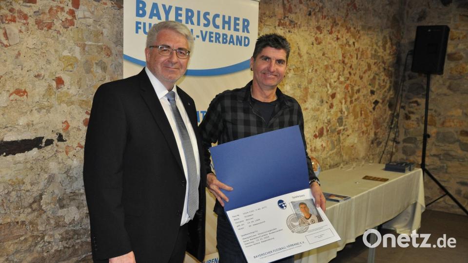 Aus dem Kreis der Geehrten berief Bezirksvorsitzender Thomas Graml (links) Rainer Ullmann vom SV Immenreuth in die Legenden-Auswahl, die die Oberpfalz beim Bananenflanken-Budenzauber am 13. Januar in der Regensburger Donau-Arena vertritt. Bild: Andreas Allacher/BFV