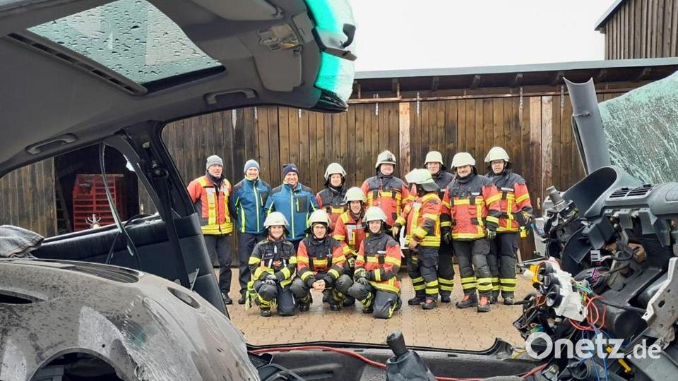 Die Schulungsteilnehmer der Feuerwehren Wiesau und Mitterteich stellten sich zum Abschluss zum Gruppenfoto auf. Bild: Franz Bauernfeind/exb