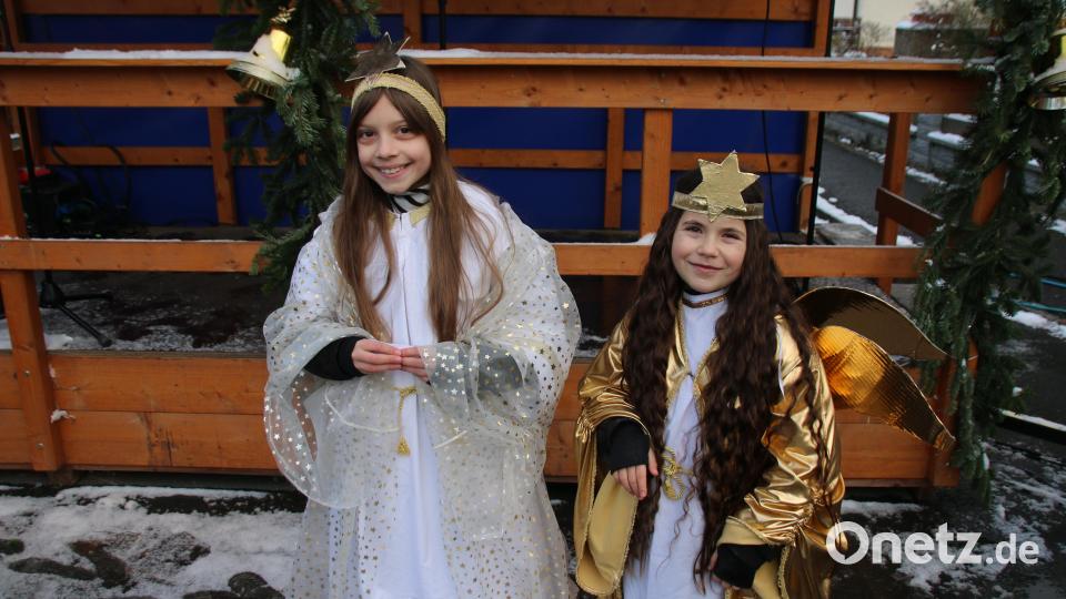 Alma Küke (rechts) und Laila Rexhepi waren die Pressather Christkinder am Adventsmarkt. Bild: sne