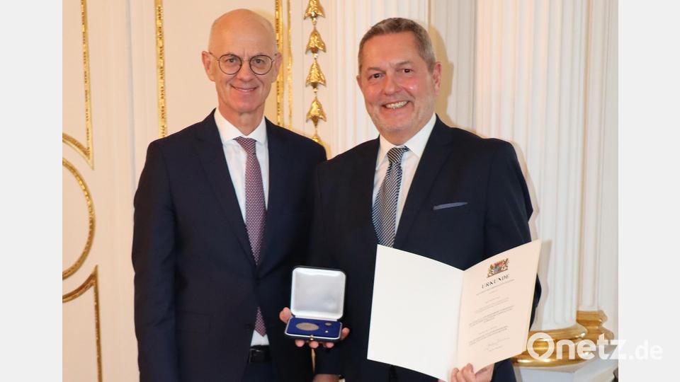 Regierungspräsident Walter Jonas (links) mit Joachim Neuß, Erster Bürgermeister der Stadt Auerbach i.d.OPf. und Mitglied des Kreistags Amberg-Sulzbach. Bild: Regierung der Oberpfalz/Stühlinger-Weinhändler
