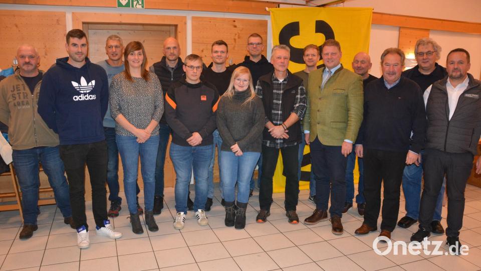 Mit dieser Mannschaft geht der MSC Stiftland die Zukunft an. Neuer Vorsitzender ist Martin Reich (Siebter von rechts), neuer Stellvertreter Martin Schönig (Sechster von links). Bild: jr