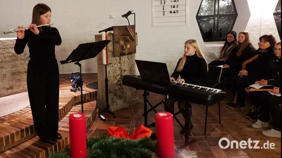 Das Schwesternpaar Anouk Kistler (10a) und Astrid Kistler (8b) demonstriert mit Querflöte und E-Piano ein melodiöses Zusammenspiel bei Emil Kronkes „Kolibris“. Bild: lg