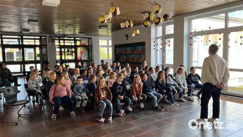 Die Grundschüler hören Annette Roeder aufmerksam zu. Bild: pi