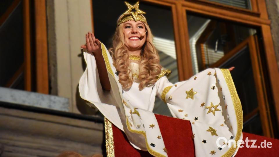 Mit einem Lächeln begrüßte das Tirschenreuther Christkind vom Rathausfenster aus gut 500 Kinder und Erwachsene. Amelie Heyd hat diese Aufgabe in diesem Jahr zum zweiten Mal übernommen. Bild: ubb