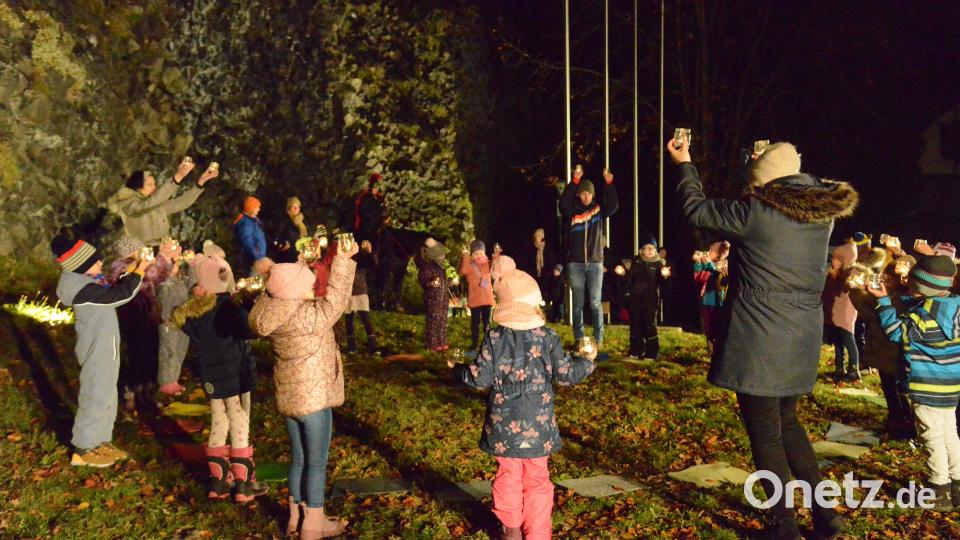Die Kinder in Parkstein feiern das Martinsfest. Bild: bey