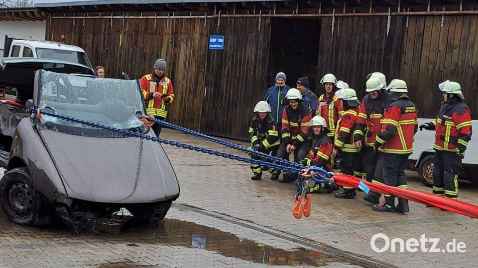 Die Teilnehmer wurden an der Winde geschult. Hier wird Rettung einer Person anhand der &quot;Oslo Methode&quot; geübt. Bild: Franz Bauernfeind/exb
