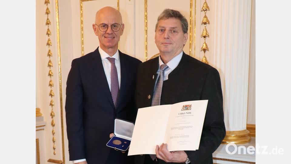 Regierungspräsident Walter Jonas (links) mit Hans Klann, zweiter Bürgermeister der Gemeinde Edelsfeld. Bild: Regierung der Oberpfalz/Stühlinger-Weinhändler