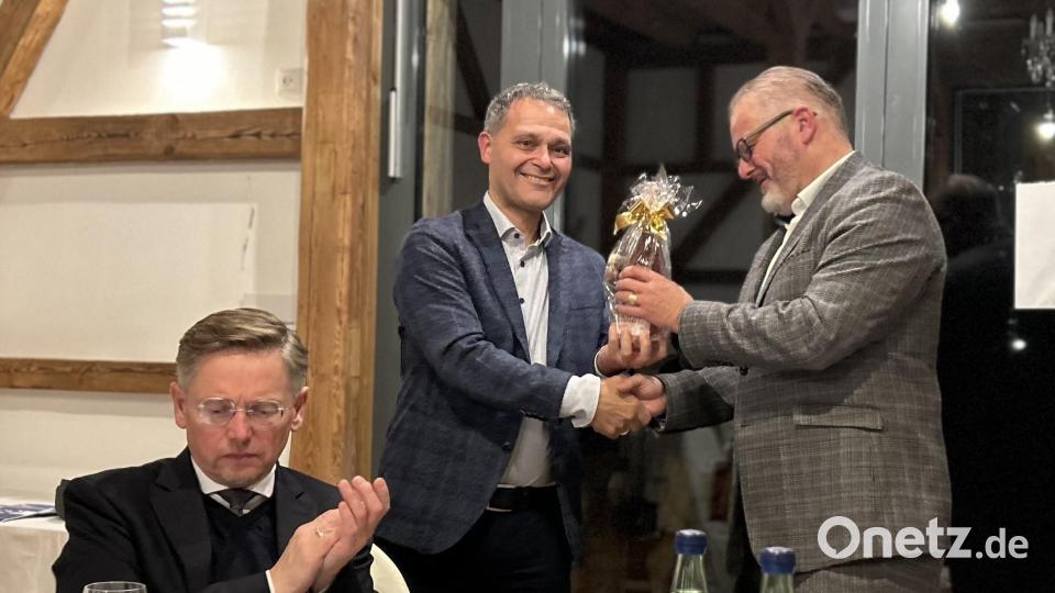 Professor Peter Schmieder (stehend) erläuterte rund dreißig Gästen aus Politik und Wirtschaft, darunter der Landtagsvizepräsident Tobias Reiß, MU-Kreisvorsitzender Leonhard Zintl, Landrat Roland Grillmeier, Bürgermeister Roman Schäffler oder auch dem Wirtschaftsförderer Anton Kunz die Idee des neuen Technologietransferzentrums, dass in Kemnath geplant ist. Bild: mez