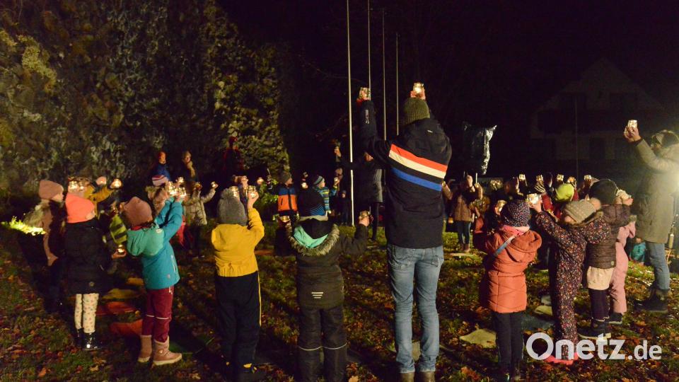 Die Kinder in Parkstein feiern das Martinsfest. Bild: bey
