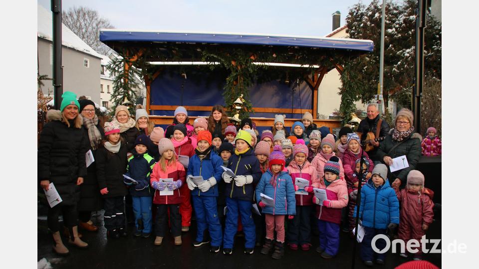 Die Sänger des Kinderchors waren die heimlichen Stars des Christkindlsmarkts. Bild: sne
